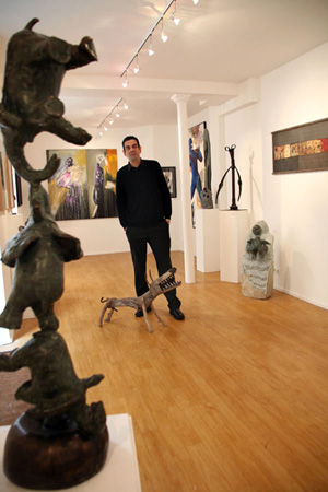 Oliver Sultan dans la galerie du musée des Arts Derniers