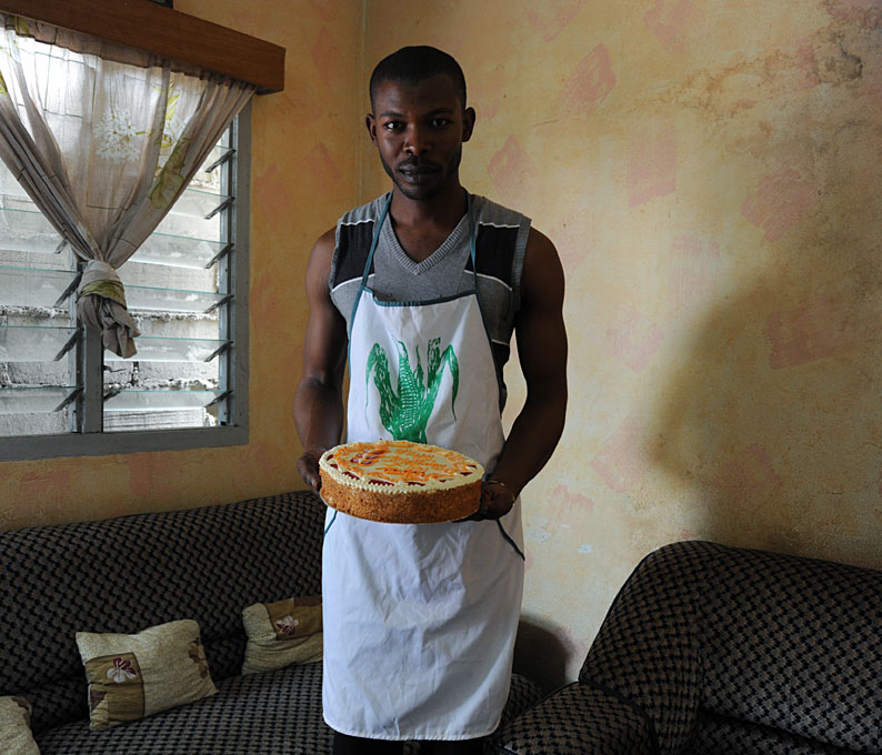 Anicet Bayala est pâtissier à domicile depuis 3 ans. Il commence à être connu à Abidjan et des clients des quartiers chics lui passent commande. En gagnant entre et par jour, il considère faire partie de la classe moyenne modeste. Il n'a personne à charge pour l'instant et tente d'économiser pour faire une formation en Europe © Joan Bardeletti