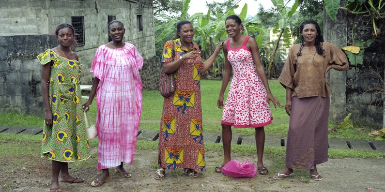 Cinq soeurs allant au marché de Mont-Bouët. Libreville - Gabon 2008 © Guy Hersant