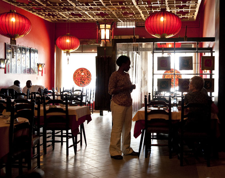 Sally attend some foreign clients in the chinese restaurant she manage for 8 years downtown. © Joan Bardeletti