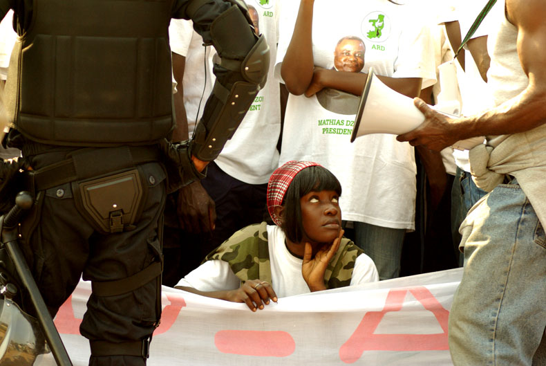 Les militants des opposants, écoute attentivement les derniers mots qui appelle au boycott du scrutin appelant aux lecteurs de rester chez eux. © Baudouin Mouanda