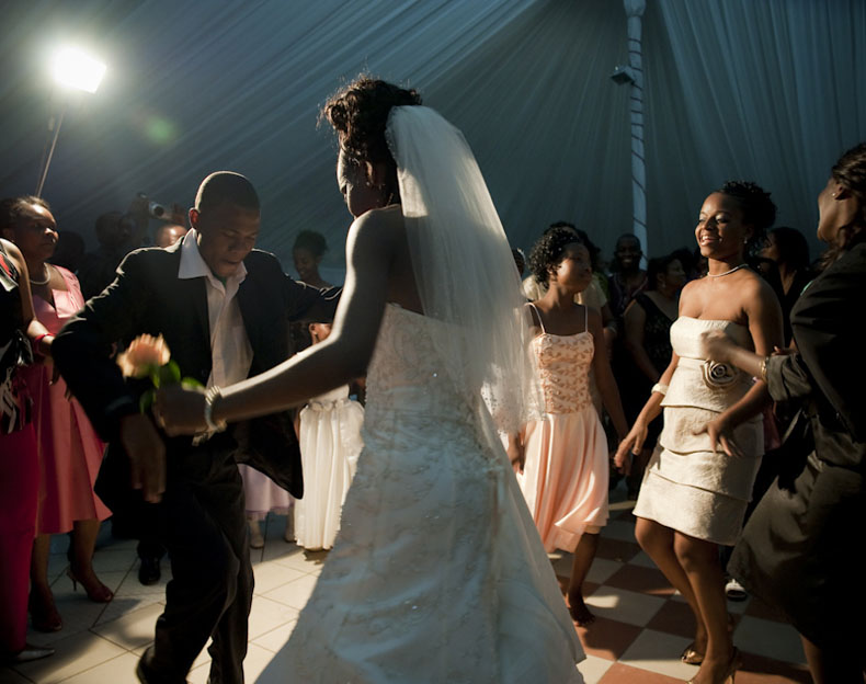 A bride dances till the morning during a 500 persons wedding in downtown Maputo © Joan Bardeletti