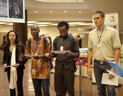 Remise des prix aux gagnants du concours. Quatre des six lauréats étaient présents ce jour. De gauche à droite: Leila Ghandi, Carlos Litulo, Nseabasi Akpan, Daniel Naudé.
