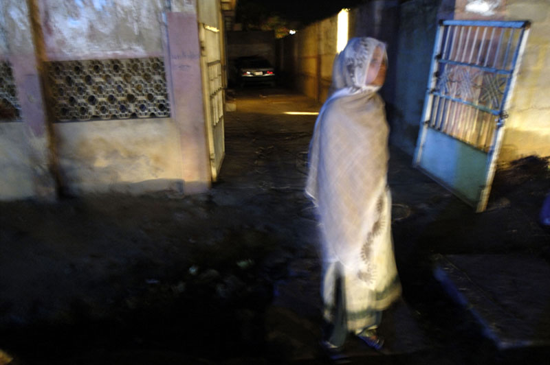 Après une journée de tournage, dans une maison de Kano, une jeune comédienne attend un taxi pour rentrer chez elle. © Frederic NOY