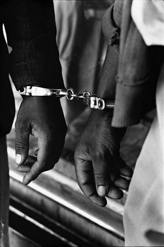 © Ernest Cole – Handcuffed Man photo extraite de House of Bondage, 60’s