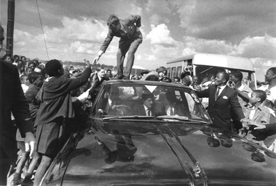 © Alf Kumalo – Bob Kennedy en visite à Soweto, 1966