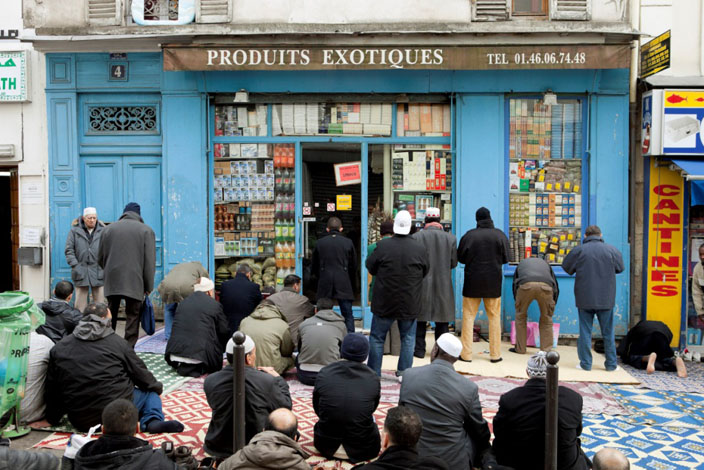 Musulmans en prière : produits exotiques ? © Martin Parr / Magnum Photos – Institut des cultures d’Islam