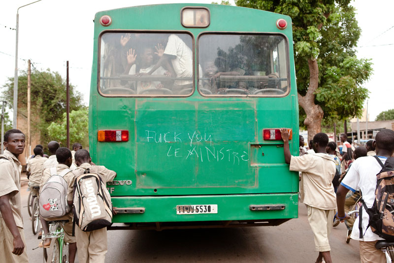 Des bus ont été réquisitionnés par les élèves afin d'emmener rapidement un maximum de jeunes devant le Ministère de l'Enseignement. © Sophie Garcia