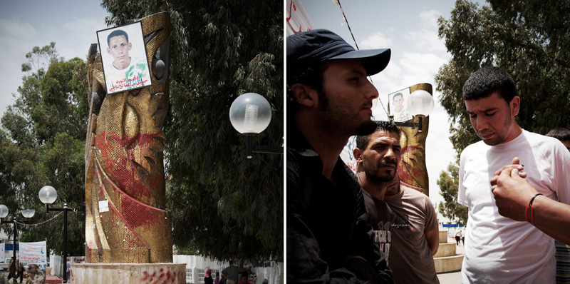 Discussion autour de la disparition du portrait de Mohamed Bouazizi qui trônait sur le monument du boulevard central de Sidi Bouzid. Aujourd'hui il ne reste que le portrait de Hussein Naji qui s’était volontairement électrocuté du haut d'un pylone pour protester contre le chômage au début du soulèvement populaire © Augustin Le Gall