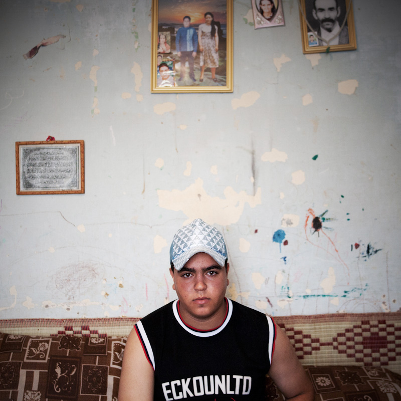 Rami Barhoumi est âgé de 17 ans. Il vit dans le quartier très pauvre de El Khadra. Malgré la Révolution, il est aujourd'hui pessimiste car il ne trouve pas de quoi financer les études supérieures qu'il souhaite réaliser. Pour vivre, il est obligé de faire des petits travaux payés 5 dinards la journée (2,5€) © Augustin Le Gall