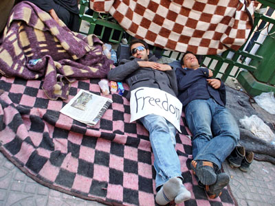 « Freedom », un désir fort qui rend ces jeunes endormis par terre solidaires et forts © Salah Hashem