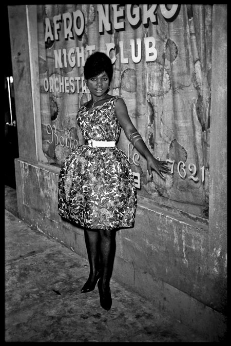 © Photo Jean Depara, légende “Jeune femme devant l'Afro Negro Club