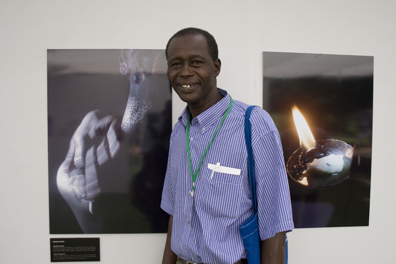 Mamadou Konate photographe malien devant ses images au Master Class © Seydou Camara