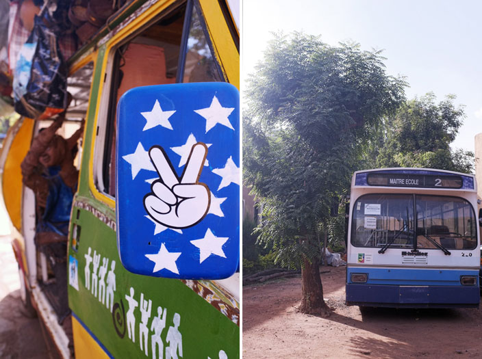 (à gauche) Sculpture Installation de bus Malien dans les jardins du Musée National.  / (à droite) Un Bus d'école mis à disposition pour transport des équipes. © Sophia Baraket