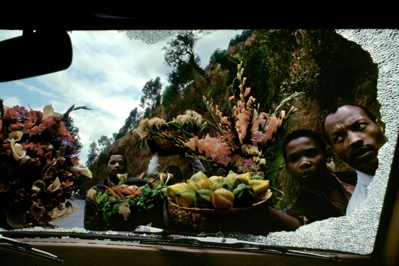 Vendeurs ambulants de fruits, Afrique, septembre 1994. © Gervasio Sanchez