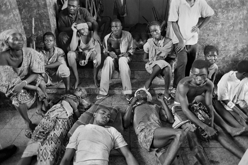 Des blessés à la suite d’un bombardement, Sierra Leone, Afrique, janvier 1999. © Gervasio Sanchez