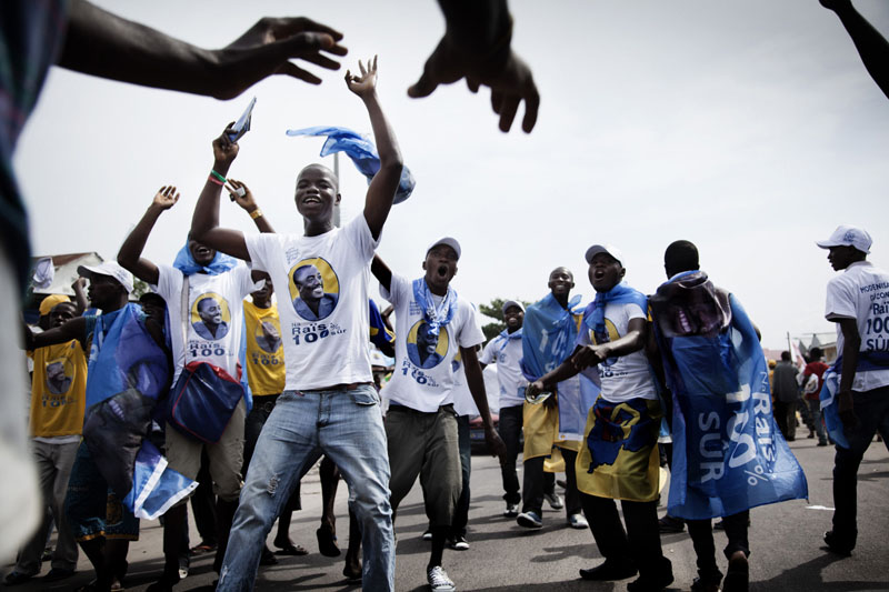 Les partisans de Joseph Kabila habillés en t-shirts illustrés de sa photo. Signe de trois, numéro porté par le candidat à sa propre succession. © Joseph Moura