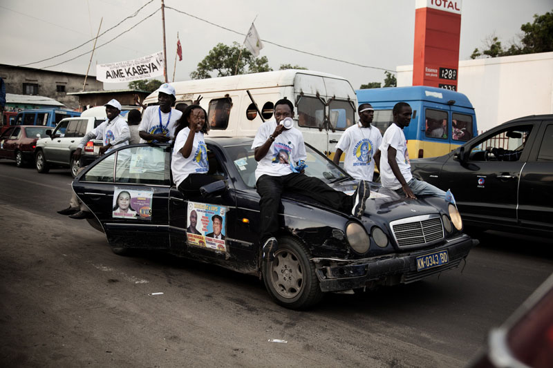 Les partisans d’un candidat député en pleine campagne motorisée. © Joseph Moura