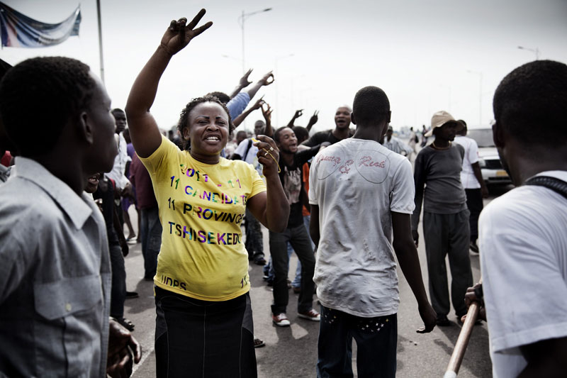 V de la victoire pour une femme envers son candidat à la présidentielle 2012. © Joseph Moura