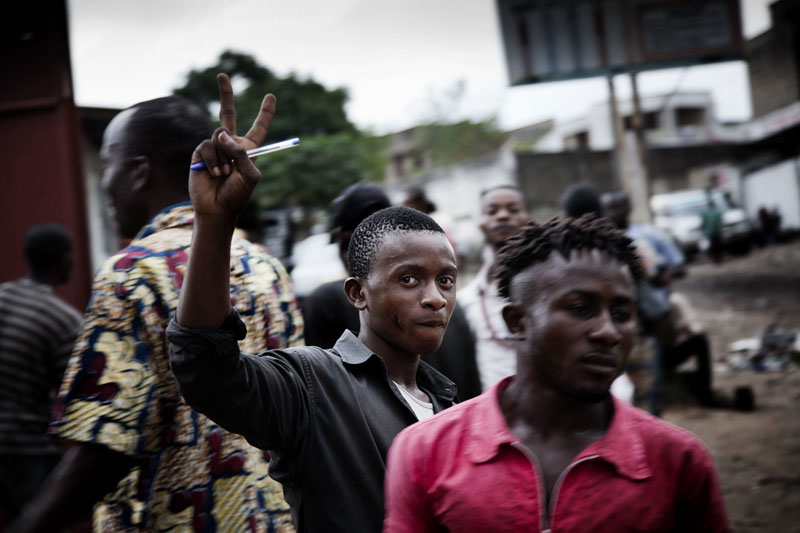 Un jeune homme sortant d’un des bureaux de vote, montre le v de la victoire © Joseph Moura
