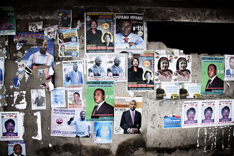 Posters des candidats députés collés devant un arrêt de bus. © Joseph Moura