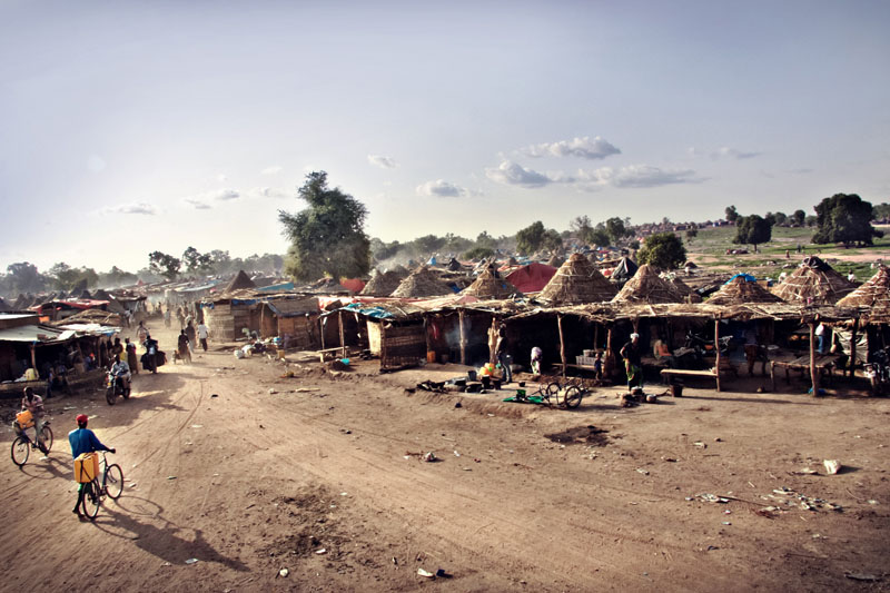 Il y a 5 ans, il n’y avait rien ici. Aujourdhui, face au village originel de Diabougou, un immense campement de mineurs accueille des milliers de migrants venus des pays voisins. © Laeïla Adjovi