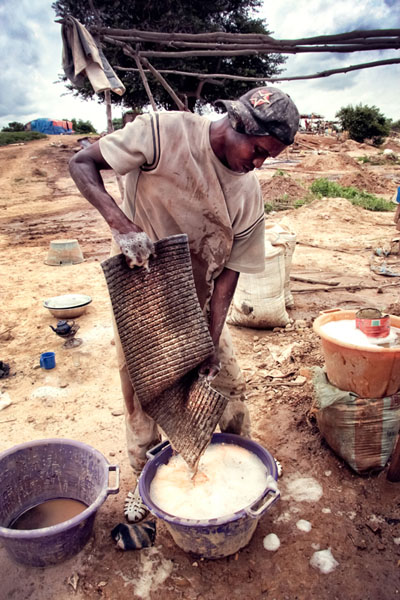 Mamadou Diallo est arrivé du Mali il y a 6 mois. Il est creuseur dans plusieurs damas, mais aujourd'hui, il lave les pierres ramenées à la surface et passées à la broyeuse. Le mineur utilise de l'eau, du savon et du mercure pour traiter l'or. © Laeïla Adjovi
