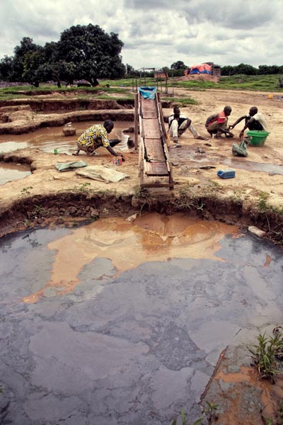 Les mineurs lavent et traitent l'or au mercure dans la rivière voisine. En conséquence, les eaux sont polluées et la seule source d'eau propre, une pompe à l'entrée du village, ne peut fournir de l’eau potable à tout le monde. © Laeïla Adjovi