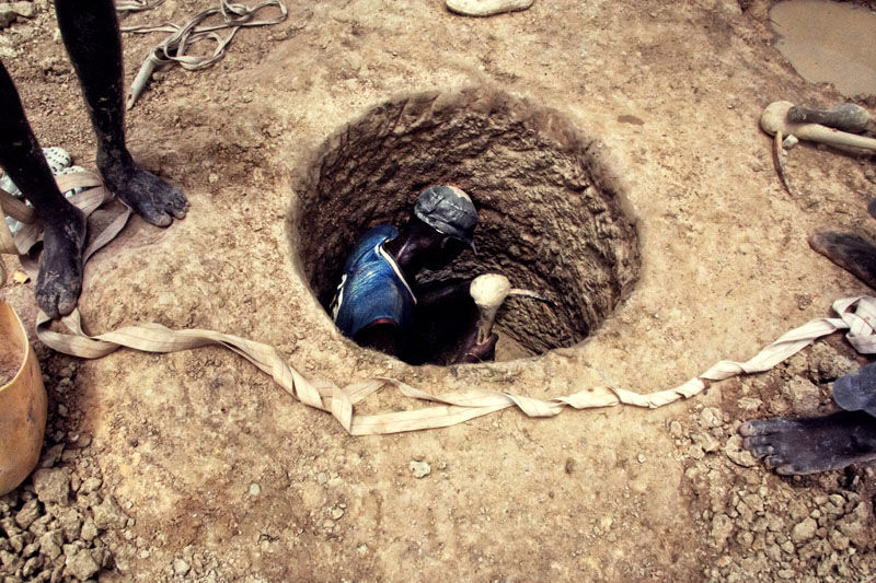 Sur le site minier de Diabougou, n'importe qui peut choisir un endroit et creuser une galerie, appelée «dama» en langue Malinké. Il faut environ une semaine pour que la galerie atteigne plusieurs mètres de profondeur, et ainsi espérer atteindre le filon découvert sur le site. © Laeïla Adjovi
