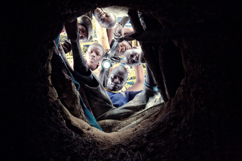 Les galeries peuvent aller jusqu’à 20 ou 30 mètres de profondeur. Mais parfois, les damas s’effondrent. «C'est un métier risqué, selon Sidi Macalou, jeune mineur sénégalais de 20 ans (au premier plan). Les mineurs peuvent être blessés ou tués ». © Laeïla Adjovi