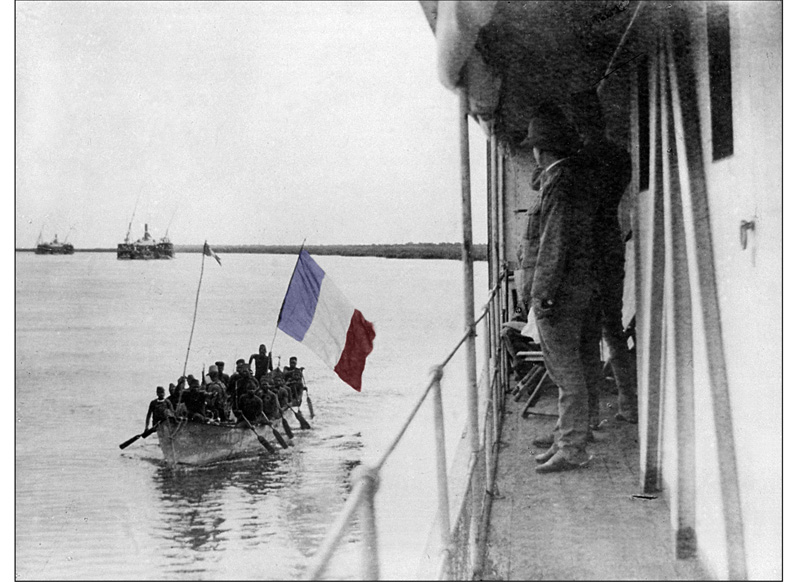 Collection de F.R Wingate (1898) / Crise de Fachoda (18 septembre 1898). Sir Reginald Wingate et H.H Kitchener attentent à bord ferry Stern-Wheel l’arrivée du capitaine J.B Marchand sur son canot avec ses troupes.