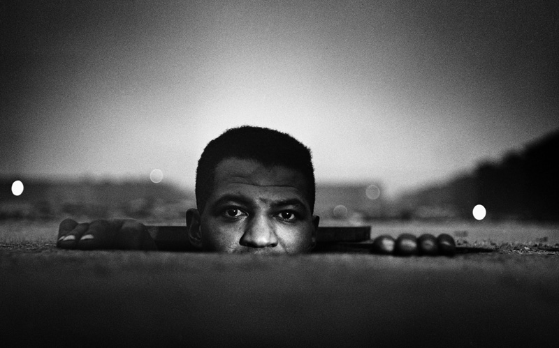 L’homme invisible, Harlem, New York, 1952 © The Gordon Parks Foundation. Courtesy The Gordon Parks Foundation. Photograph by Gordon Parks
