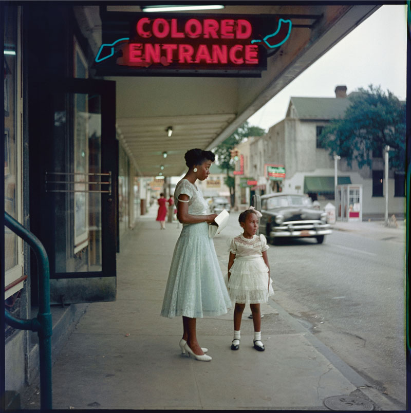 Grand magasin, entrée réservée aux gens de couleurs, Mobile, Alabama, 1956 © The Gordon Parks Foundation. Courtesy The Gordon Parks Foundation. Photograph by Gordon Parks